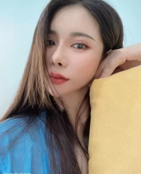 瑜伽老师一字马，自聊自做可以吊在半空操